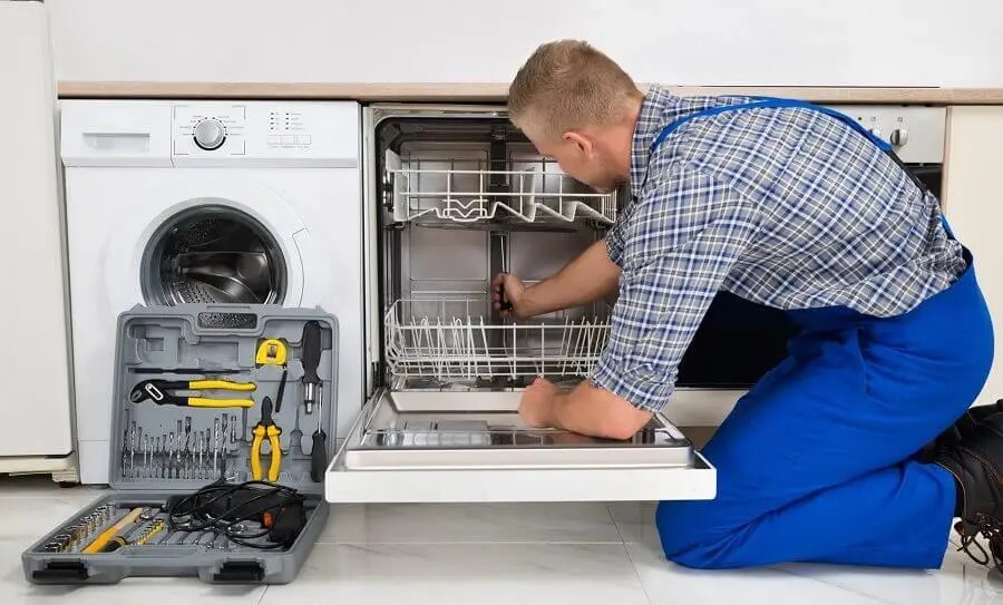 Salihli Hotpoint servisi teknisyen ekibi beyaz eşya tamiri yaparken